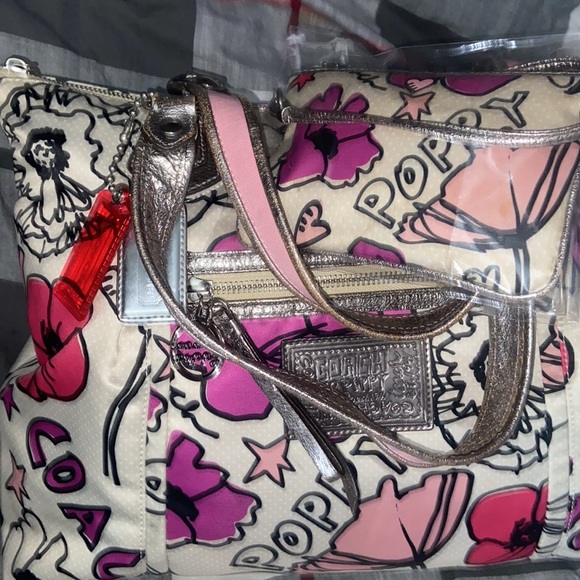 COPY - 👛COACH TOTE & Wristlet 👛 - Picture 15 of 16